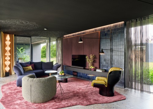 A continuous material language and a black ceiling 