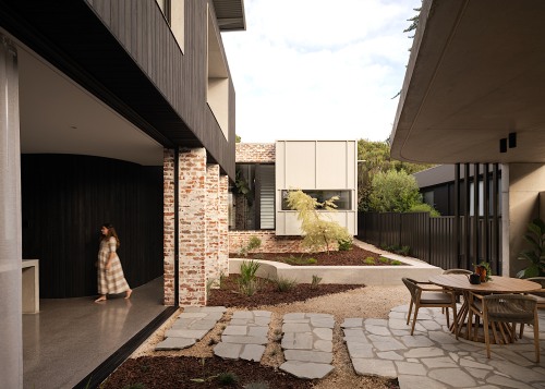 Courtyard with rustic paving elements. - Enduring aesthetic 