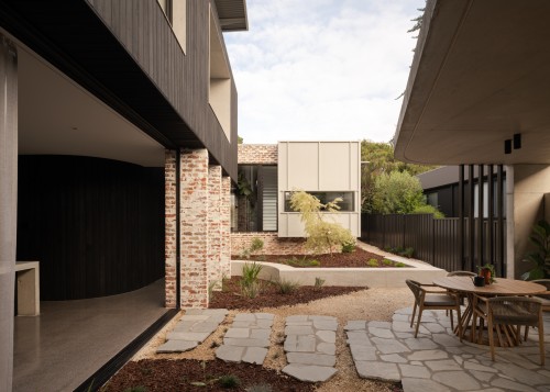 Courtyard with rustic paving elements. - Enduring aesthetic 