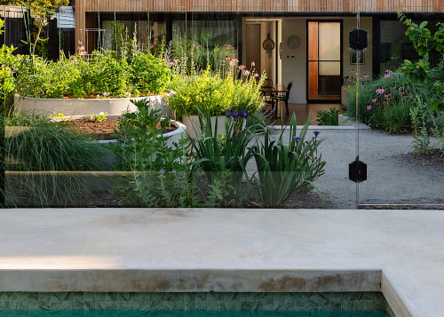 Garden and pool with glass balustrade - Heightened 