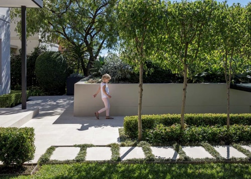 Natural stone and earthy colours are to the 