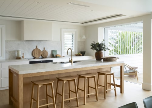 The coastal kitchen has an appropriate indoor-outdoor vibe. 
