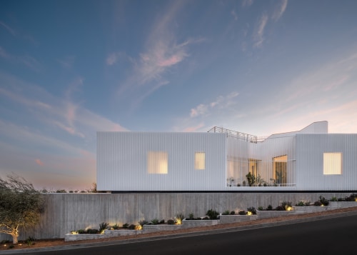 The upper floor is enclosed in white aluminium 