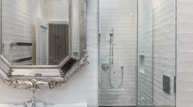 复古水造型的水龙头和梳妆镜在设计上相呼应，是整个卫生间重要的复古元素。 bathroom, floor, interior design, plumbing fixture, room, tap, tile, wall, gray