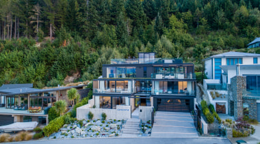 别墅共四层，依山而建，采用钢筋、水泥和和玻璃为建造元素，最大限度的拥抱周围的自然风光。 condominium, cottage, estate, home, house, leisure, mixed use, neighbourhood, property, real estate, residential area, resort, resort town, tree, teal