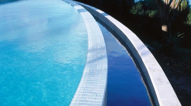 Closeup view of edge of pool with lower fixed link, swimming pool, water, water resources, waterway, teal