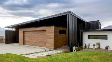 A dramatic ‘floating’ roof forms shelter not only gray