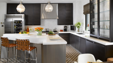 Located in a prewar New York apartment, this countertop, cuisine classique, interior design, kitchen, white, black