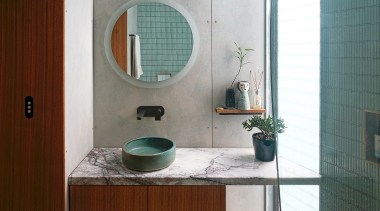A hand-thrown vanity basin finds an echo in 