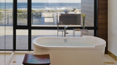 The master bathroom – soaking in the scenery 