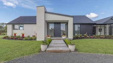 Looking from turn-around to front door. - Country 