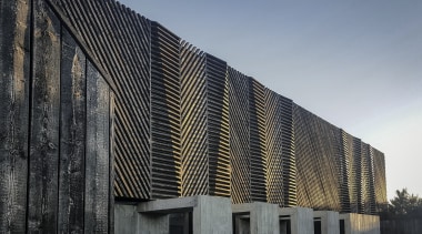 While the various cladding tones are complementary, their gray, black
