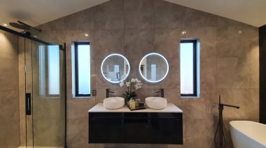 Smart and symmetric – the bathroom achieves a 