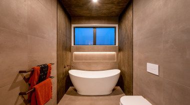The sculptural tub is a lead feature. - 
