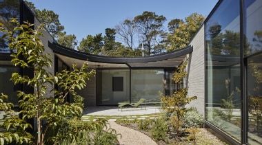 Living to the left and bedroom wing to 