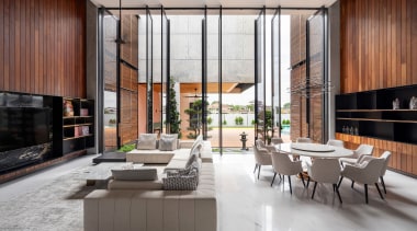 The dramatic double height living space. - Come 