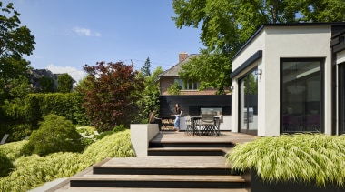 This new dining terrace replaces an existing balcony-like brown