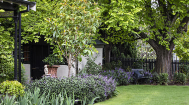 Even the flowerbeds follow organic lines – a 