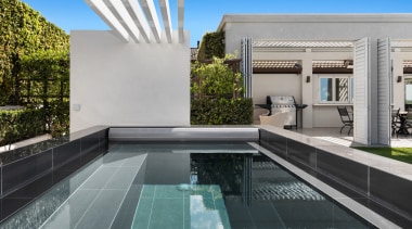 The internal tiled steps provide smooth, elegant seating. 