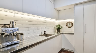 Magnum Staturario large-format porcelain panels were chosen for architecture, building, cabinetry, ceiling, countertop, floor, flooring, furniture, home, house, interior design, kitchen, material property, property, real estate, room, tile, gray