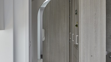 Main bedroom foyer and linen cupboard. - Curvaceous 
