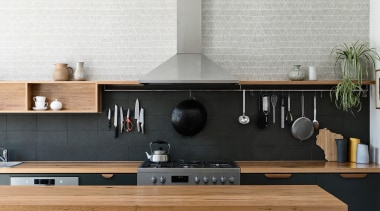 Black and wood world – the open kitchen 