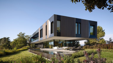 The home is organised around a north-running linear 