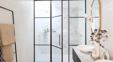 A leaning towel rack echoes the lines of 