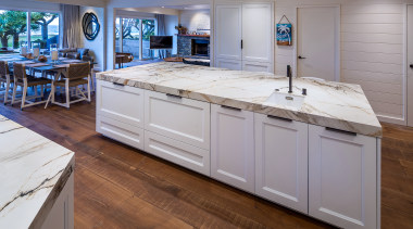 An in-bench pop-up powerpoint allows the large island 