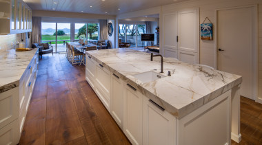 The large island allows flow – positioned the 