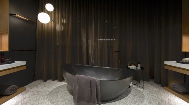 Centre of attention – a beautiful freestanding black 