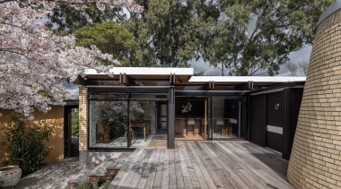 Dark cedar cladding and a kwila deck nestle 