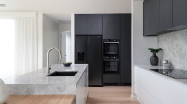 Designer: I always like white cabinetry so made 