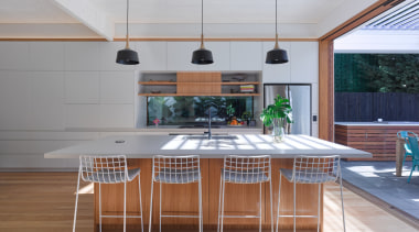 The open, airy kitchen reflects the classic combination 