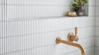 Handy inset soap/display niche. - Light, white and 