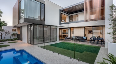 The strategic placement of aluminium wood-look battens on apartment, architecture, backyard, building, condominium, courtyard, estate, facade, home, house, interior design, property, real estate, residential area, roof, room, swimming pool, villa, gray