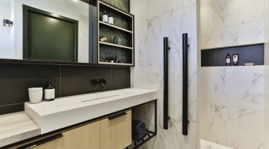 ​​​​​​​This walk-in-and-turn shower provides the degree of privacy gray