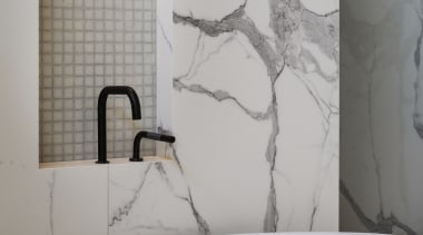 A blade wall in this bathroom screens the 