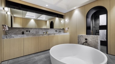 ​​​​​​​A chunky blade wall in Elias Silver stone 