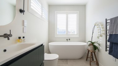 The free-standing bath serves as a focal point. 