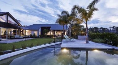 This sparkling rural pool by Acacia Landscapes &amp; 