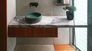 A hand-thrown vanity basin finds an echo in 