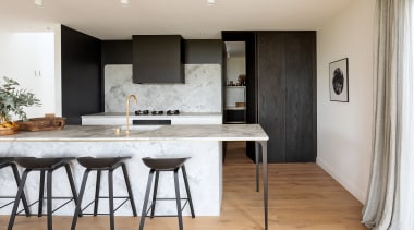 The subtle curves in the splashback, negative handle 