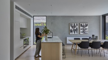 Floor-to-ceiling glazing to the side of the kitchen 