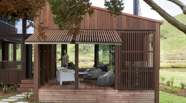 The home's electronically operated actuator screens in operation. 