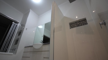 nthqldtsvbladensberg creskeir constructions 3.jpg - nthqldtsvbladensberg_creskeir_constructions_3.jpg - architecture architecture, bathroom, ceiling, daylighting, design, glass, home, house, interior design, light, lighting, property, room, wall, window, gray