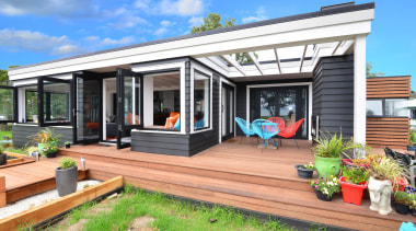 the bach david maurice.jpg - the_bach_david_maurice.jpg - backyard backyard, cottage, home, house, outdoor structure, property, real estate, siding, window