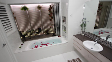 nthqldtsvbladensberg creskeir constructions 4.jpg - nthqldtsvbladensberg_creskeir_constructions_4.jpg - bathroom bathroom, home, interior design, property, room, window, gray