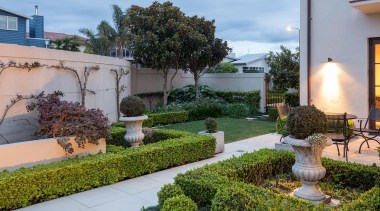 Mellons Bay 5 - backyard | courtyard | backyard, courtyard, estate, garden, home, houseplant, landscaping, outdoor structure, plant, property, real estate, yard, gray