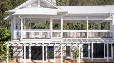 The extension draws on Plantation and Hamptons style. 